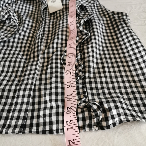 Socialite Ruffled Sleeveless Shirt Size Large - Picture 8 of 8